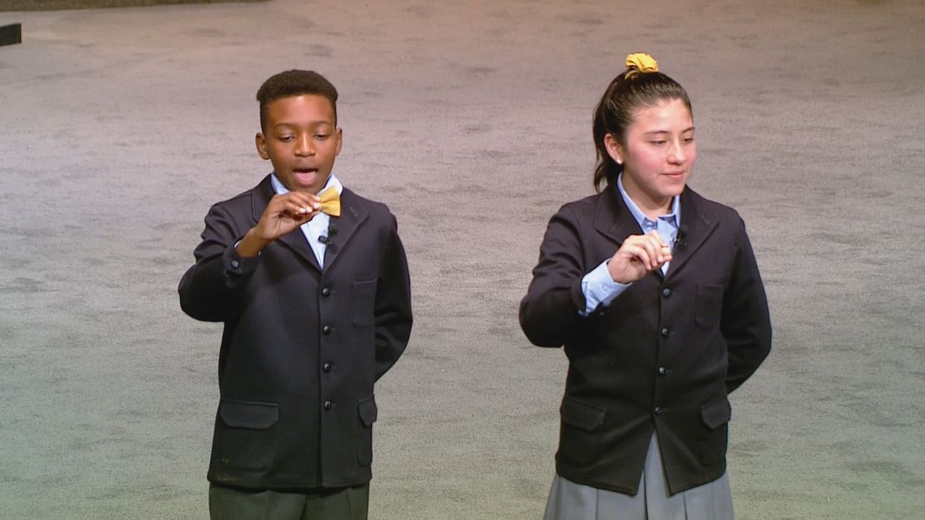 Los niños de San Ildefonso, repartiendo felicidad