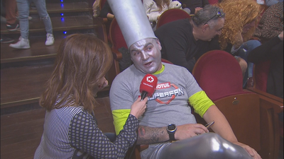 La seguridad no permite pasar dos bolas del disfraz de unos asistentes al sorteo