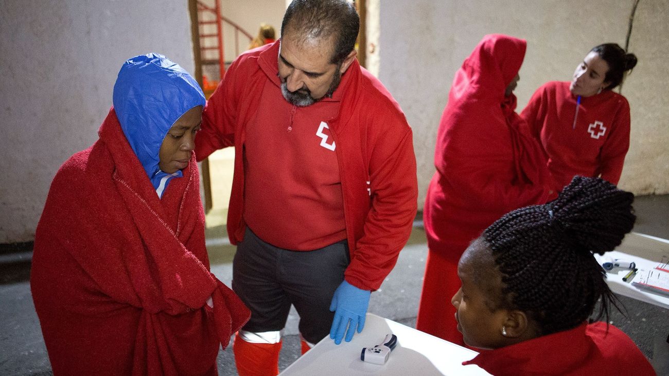 Trasladados 81 inmigrantes al puerto de Motril tras ser rescatados de dos pateras