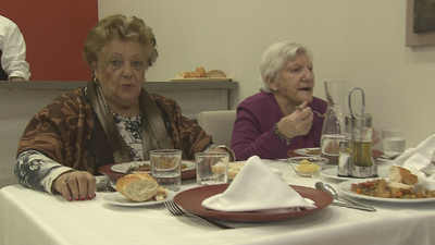 Residencias de ancianos madrileñas invitan a los mayores que cenan solos