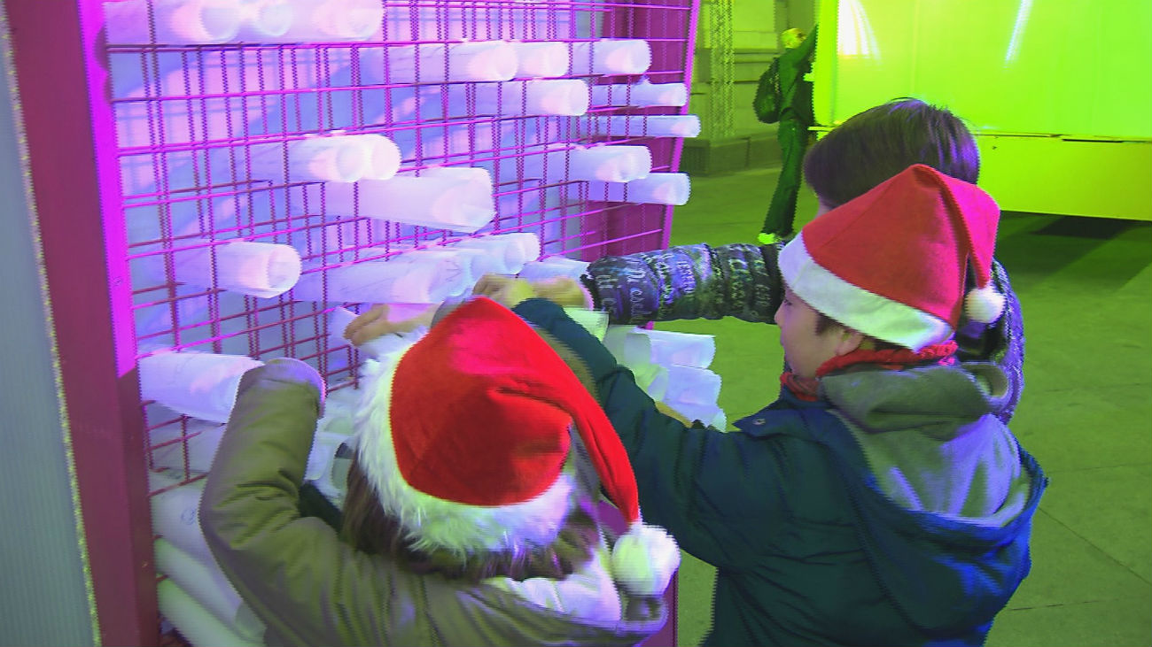 Los niños madrileños engalanan las carrozas de los Reyes Magos