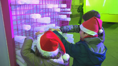 Los niños ayudan a construir las carrozas de los Reyes Magos en Madrid