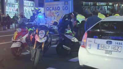 Un taxista atropella a un repartidor en Gran Vía