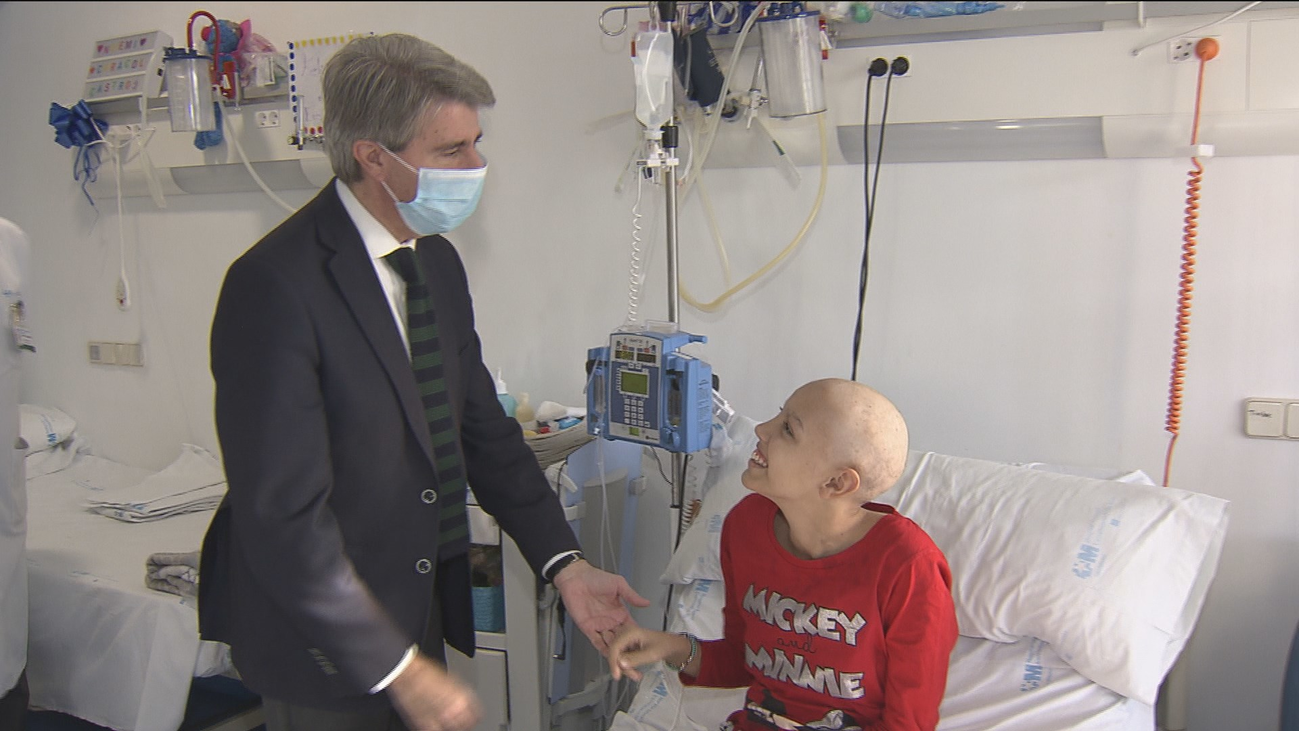 Ángel Garrido felicita la Navidad a los niños ingresados  y a los servicios de emergencia