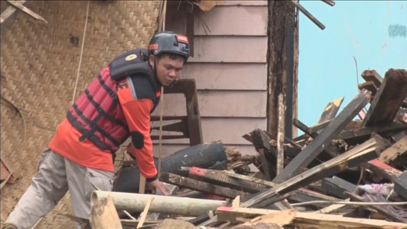 Aumentan a 429 los muertos por tsunami en Indonesia mientras se buscan supervivientes