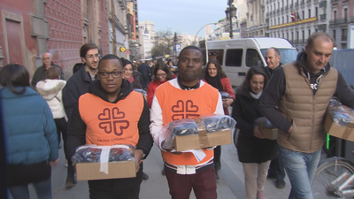 Reparten 300 cenas de Nochebuena para los 'sin techo' de Madrid