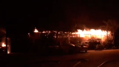 Impresionante incendio en una chatarrería cerca de Loeches