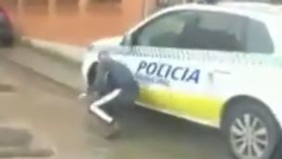 Detenido por rajar las ruedas de un coche de Policía y difundirlo por Internet