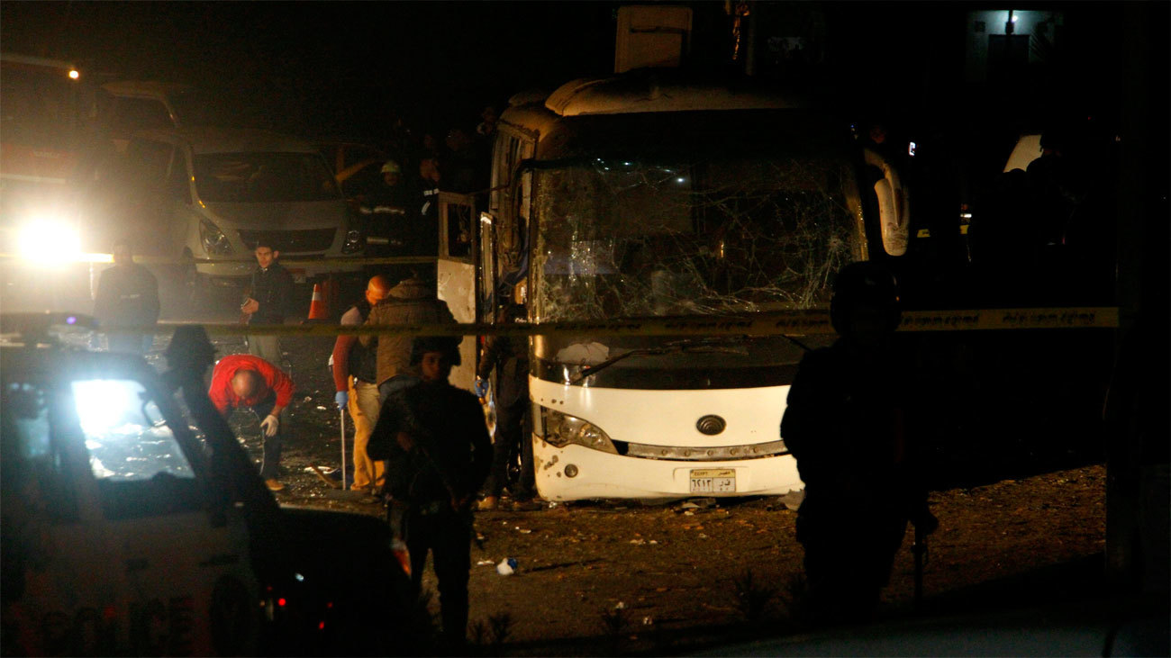 Dos muertos y 14 heridos en una explosión de un autobús cerca de las pirámides de Guiza