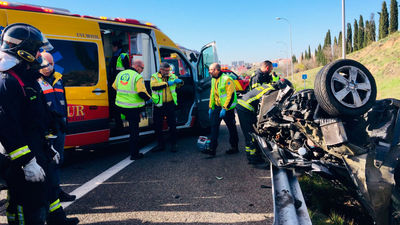 Un joven herido crítico y otro muy grave por una colisión de dos coche en la M-23