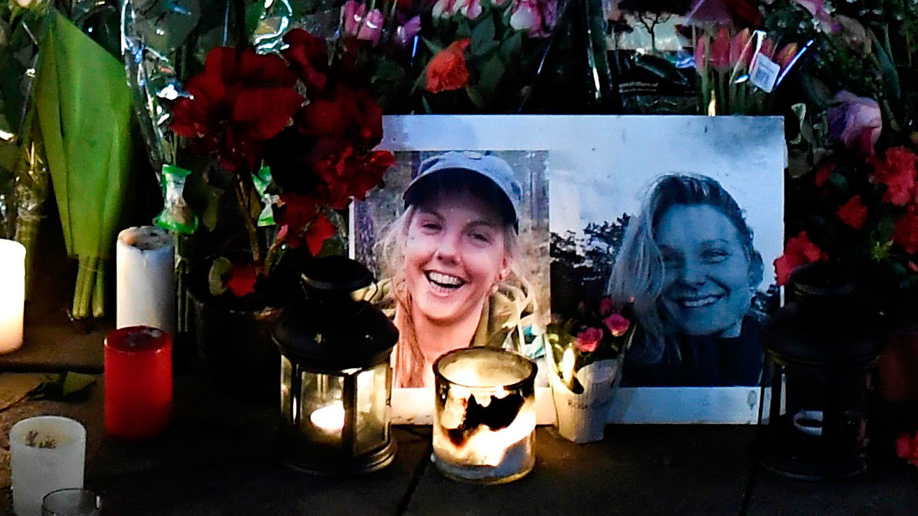Varias personas encienden velas durante una vigilia en honor a las dos turistas escandinavas asesinadas el pasado 17 de diciembre
