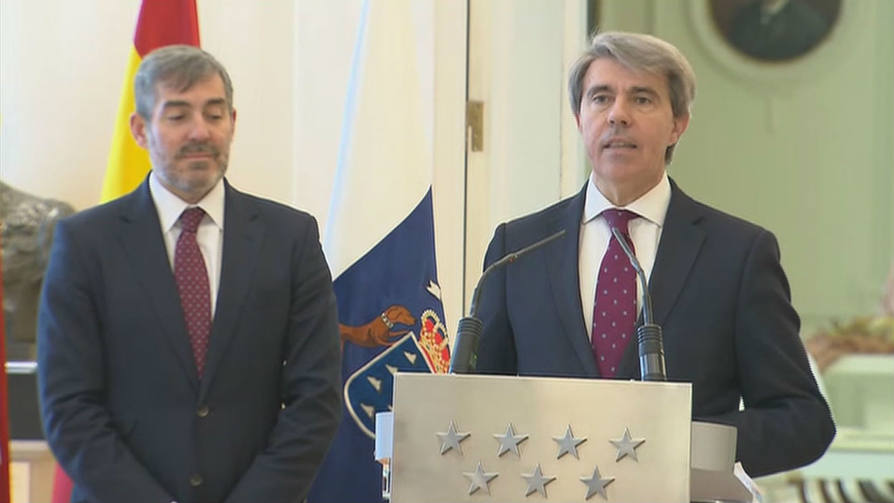 Garrido y Clavijo supervisan en Sol las primeras "Campanadas canarias"