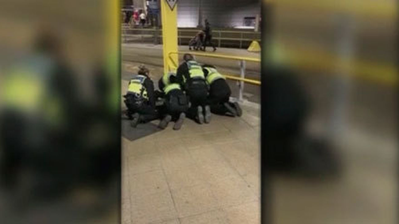 Detenido tras acuchillar a tres personas en una estación de Manchester