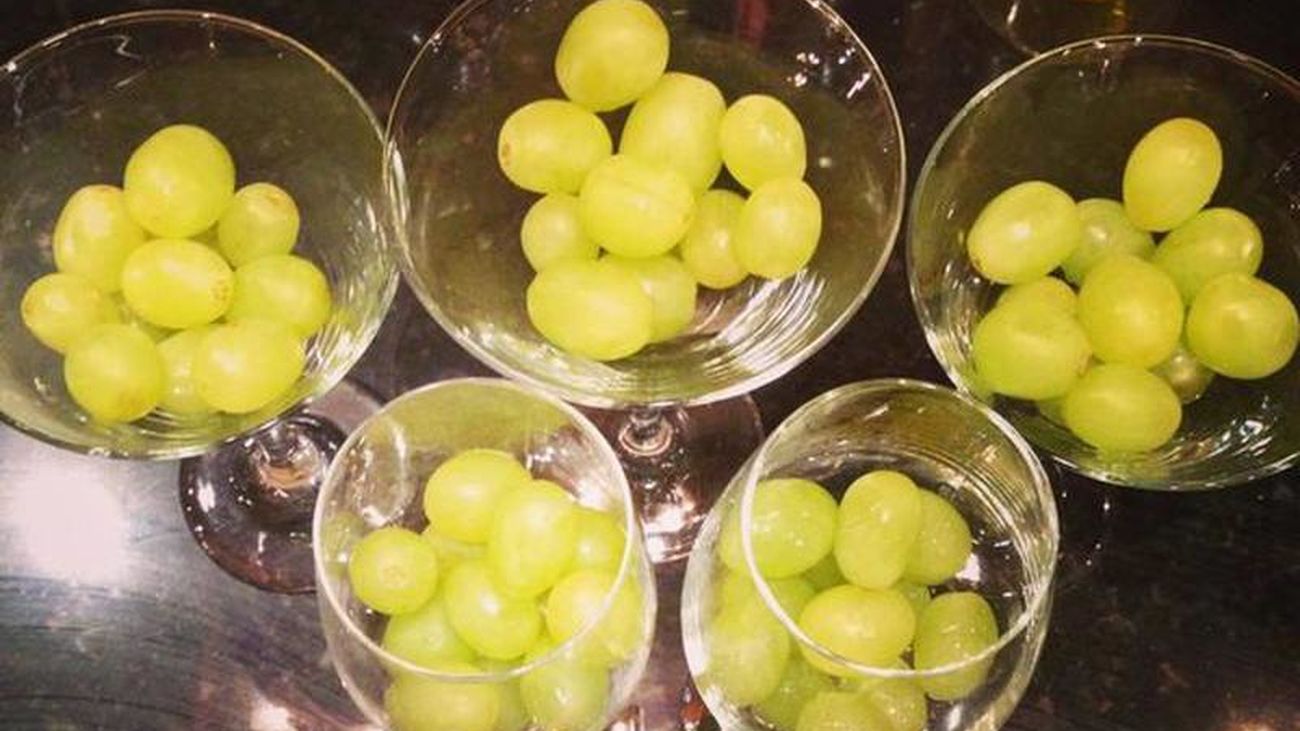 Muere un niño de 3 años atragantado  con una uva de Nochevieja en Gijón