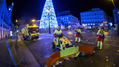 La Puerta del Sol recupera su aspecto tras la recogida de 35.500 kilos de basura