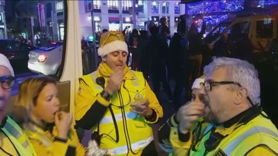 Los trabajadores de emergencias se tomaron las uvas a la carrera