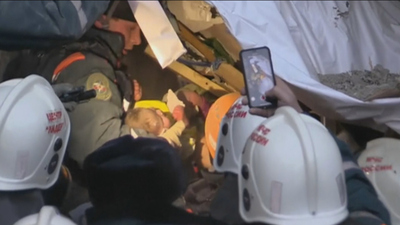 Hallan milagrosamente viva a una bebé bajo los escombros de un edificio en Rusia