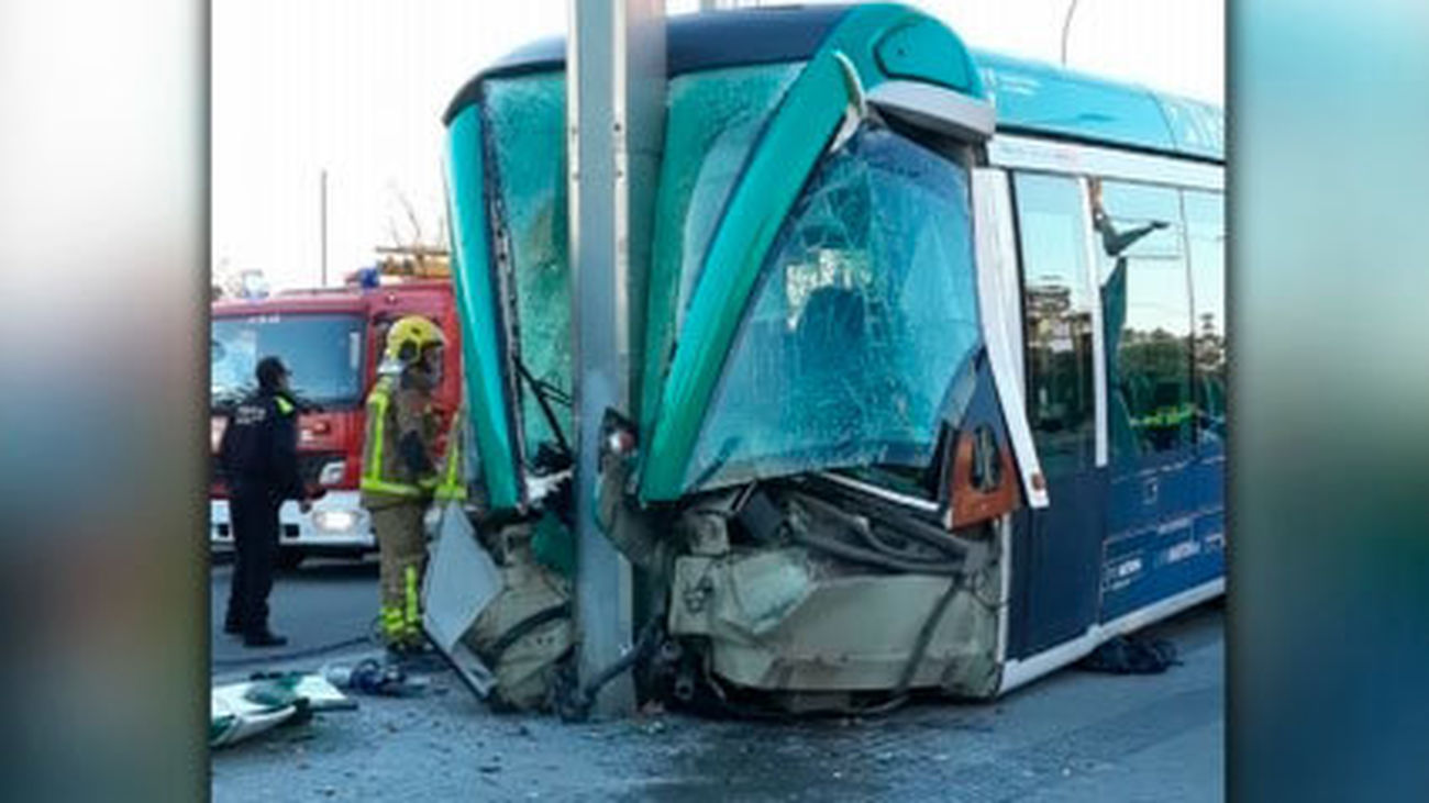 Varios heridos al descarrilar un tranvía en Barcelona tras chocar con un tope