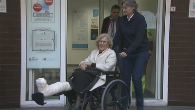 Carmena deja el hospital tras ser tratada de una infección en el tobillo
