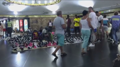 Comerciantes de Barcelona se quejan del aumento de manteros en las estaciones