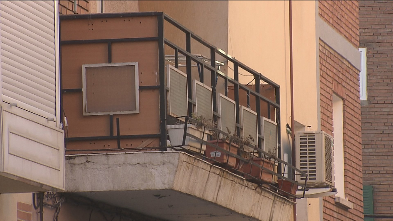 En libertad, con pulsera de control y alejamiento, el detenido por pegar a su pareja en Usera