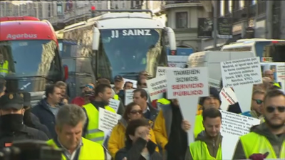 Los autocares reclaman dársenas para recoger y dejar turistas en la Gran Vía