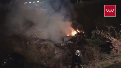 Un camión se incendia tras caer por un precipicio en la A1 a la altura de Somosierra