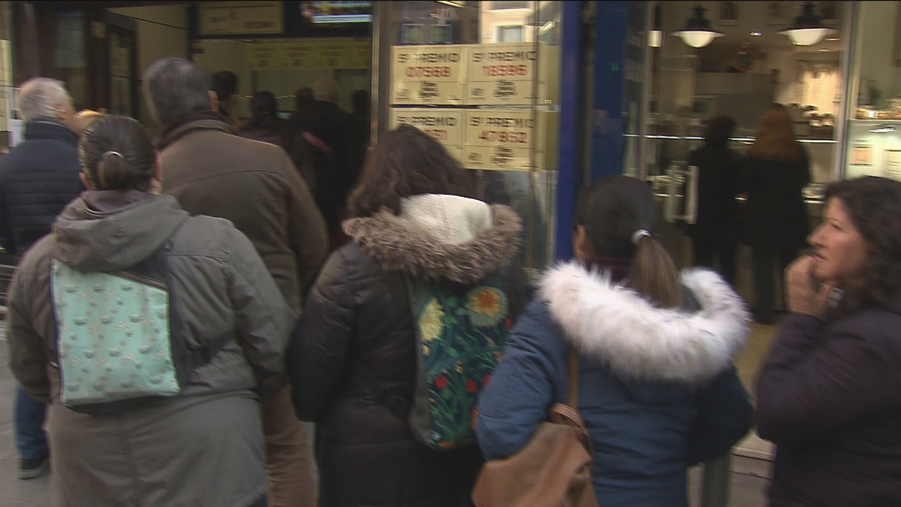 Colas para comprar lotería de El Niño que repartirá 700 millones en premios
