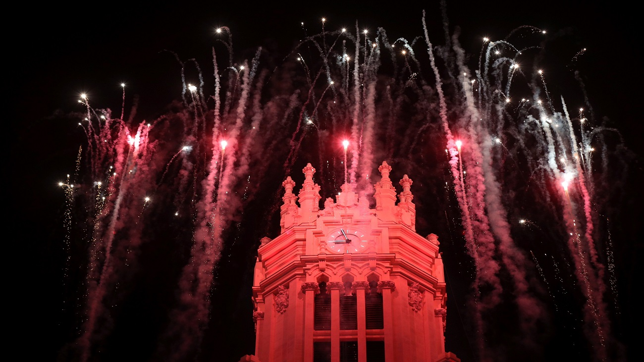Los fuegos artificiales ponen fin a la Cabalgata de Reyes en Madrid