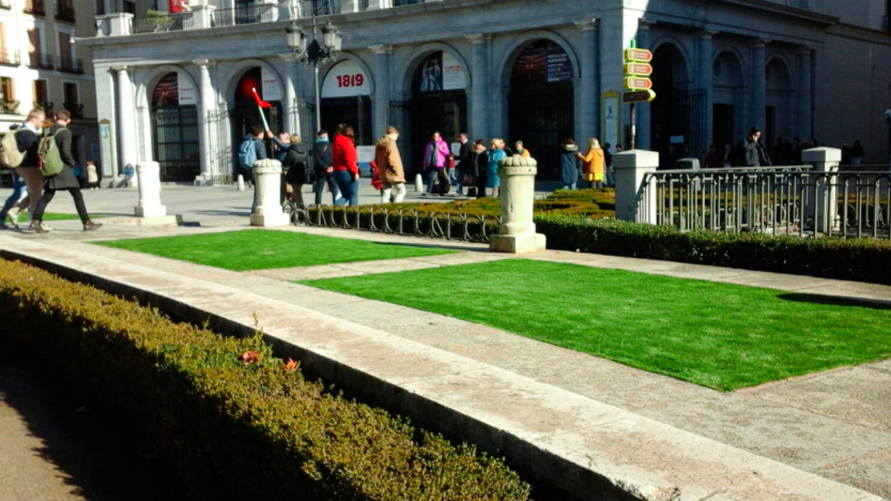 La plaza de Oriente estrena césped artificial