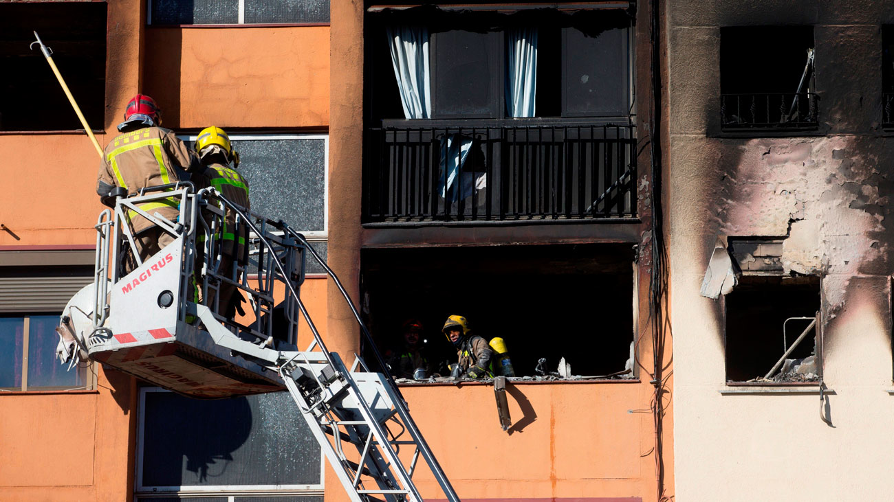 Los vecinos denuncian la tardanza y falta de medios de los bomberos en el incendio de Badalona