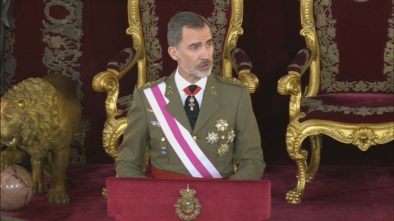 Felipe VI reivindica la bandera como símbolo "de todos" y de "unidad"