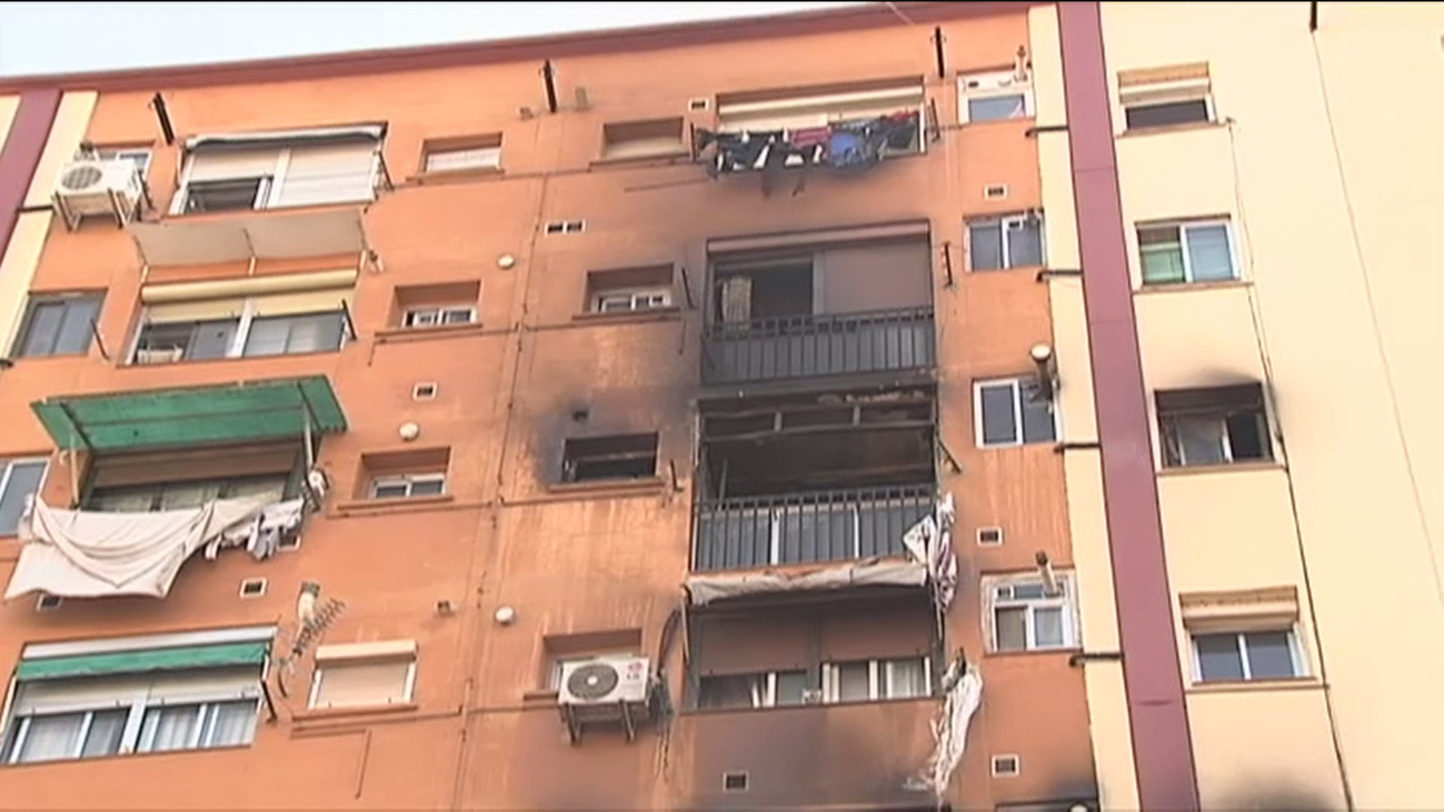 Una sobrecarga eléctrica en un piso ocupado, posible causa del incendio de Badalona
