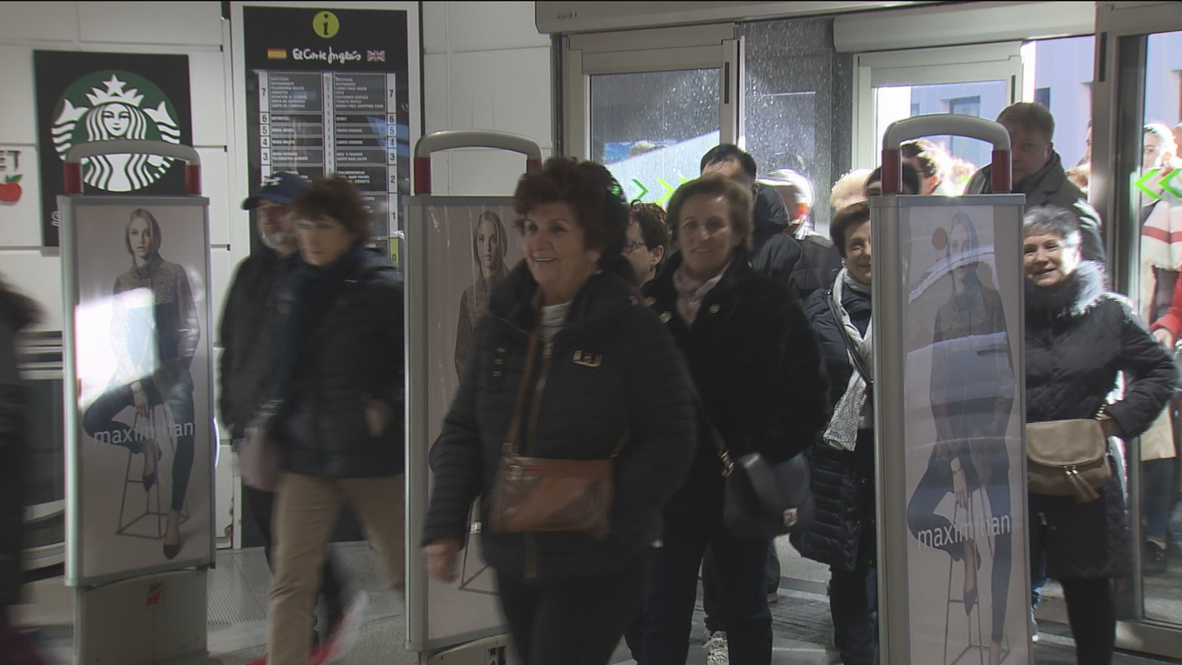 Las rebajas  arrancan hoy con largas colas y buenas perspectivas de ventas