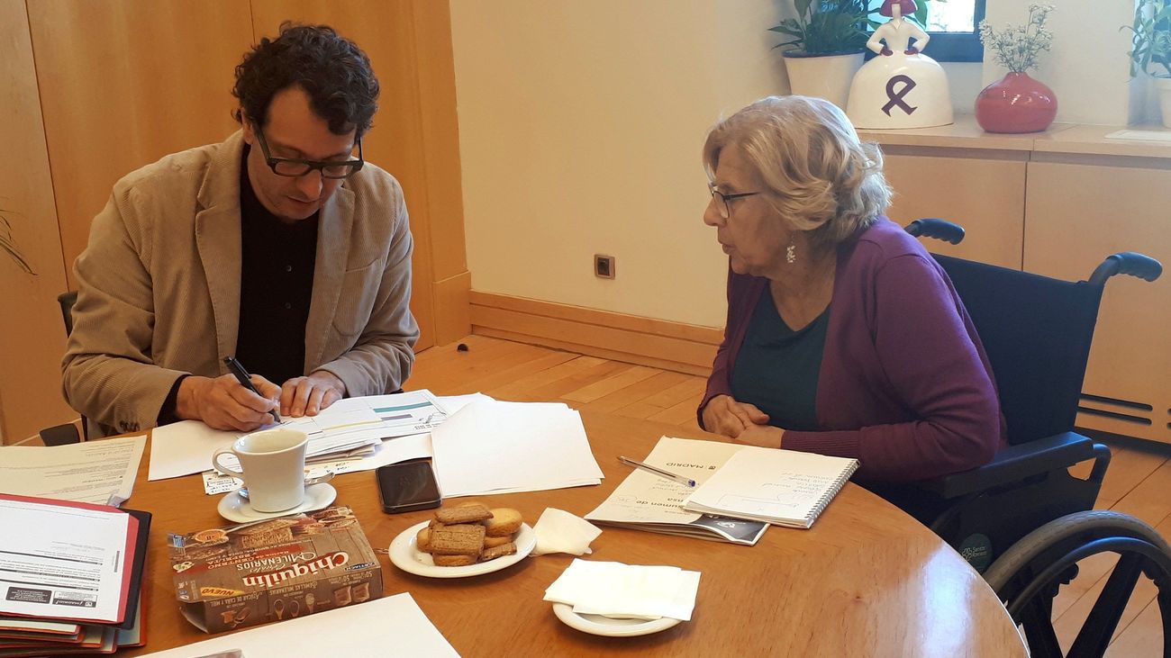 Manuela Carmena retoma su actividad en silla de ruedas y "animada"