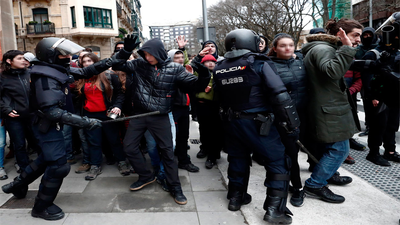 La Policía dispersa a los 'okupas' de Rozalejo que se manifestaban frente al Parlamento Foral