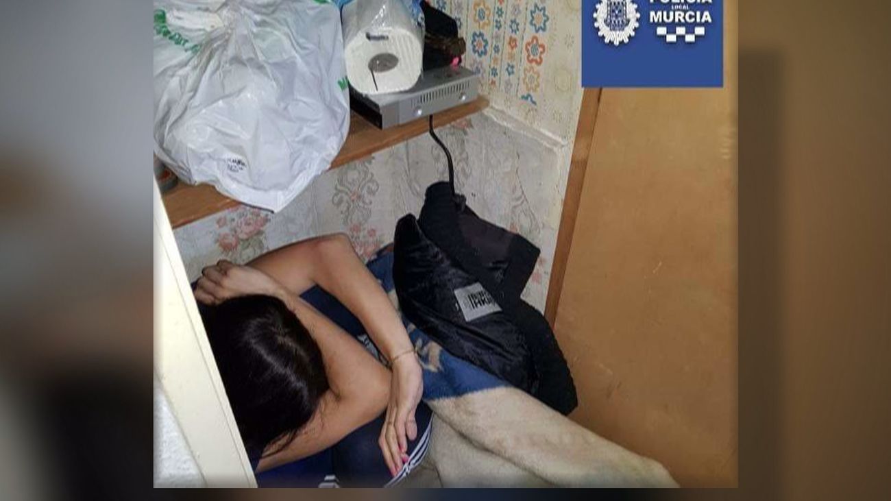La policía rescata en Murcia a una mujer escondida  en un armario con lesiones de su pareja