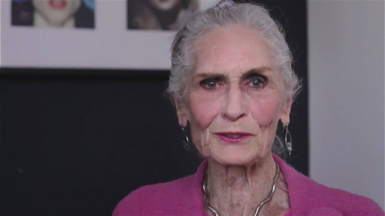 La modelo Daphne Selfe, de 90 años, será homenajeada por Isabel II