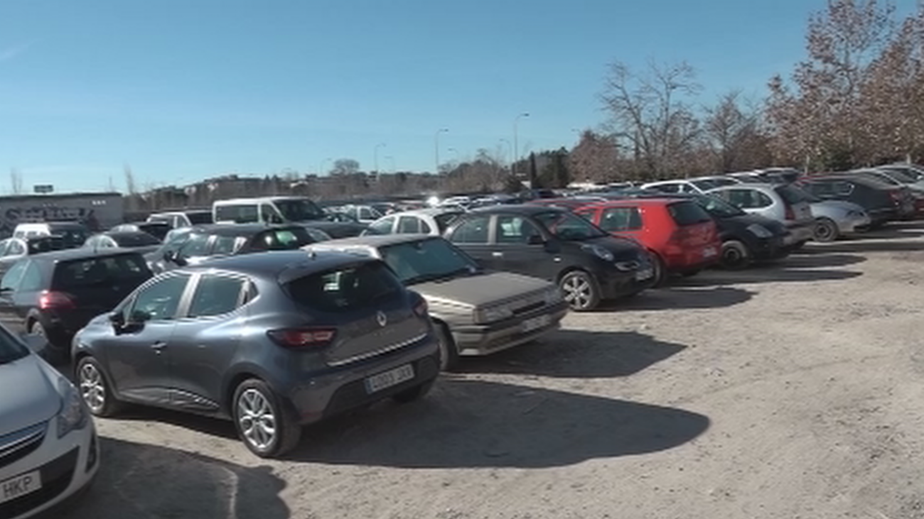 Caos, masificación y colapso para aparcar en Cuatro Vientos