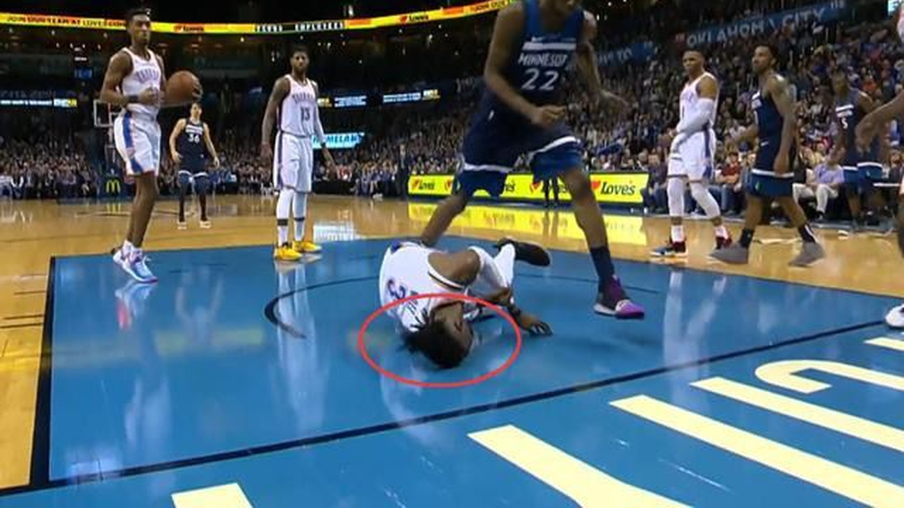 Brutal golpe de Nerlens Noel