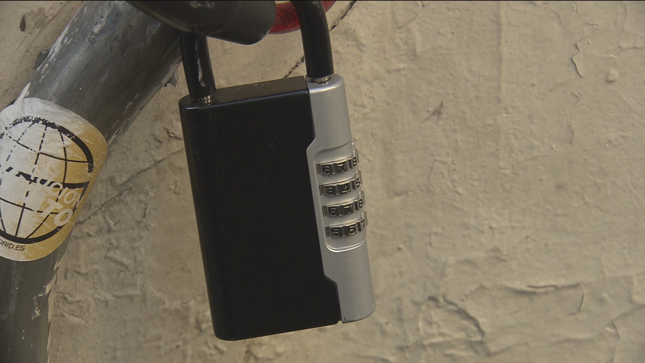 Nace el 'comando Loctite' para promover el boicot contra los candados de los pisos turísticos