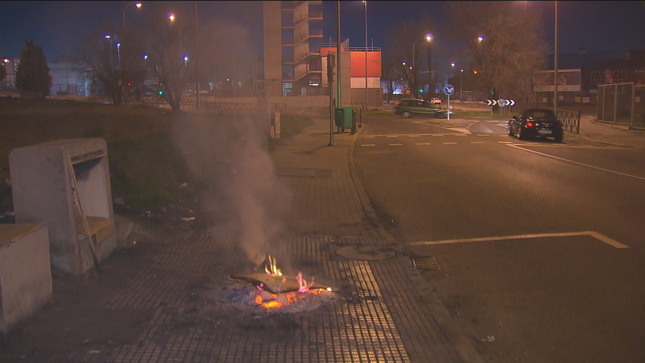 Hogueras en la calle para combatir el frío en la Colonia Marconi
