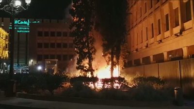 Fuego en la zona ajardinada de  la plaza de las Descalzas
