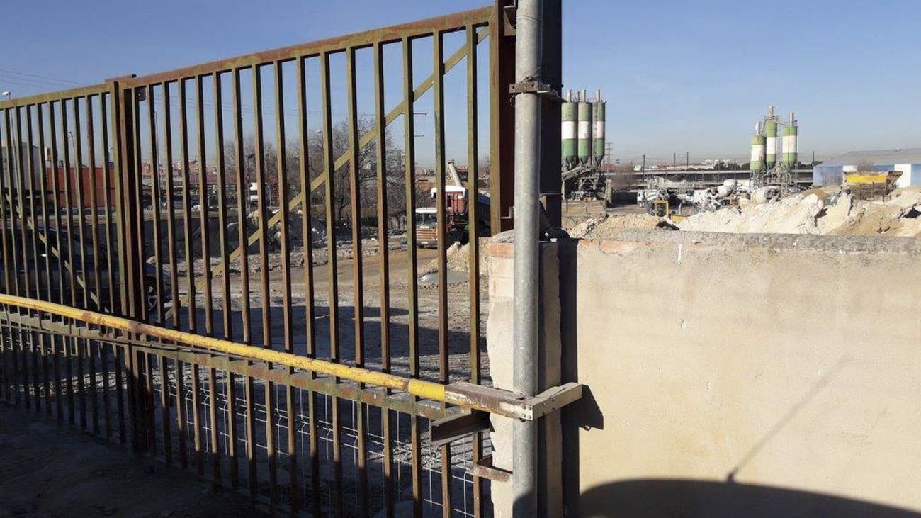 Valla de entrada a la planta de hormigón de la que se escaparon los perros que mataron a un anciano. E. M