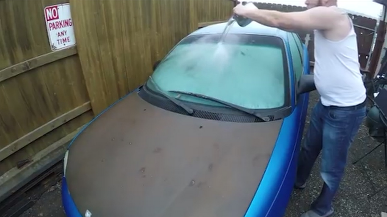 ¿Cómo evitar que se nos hiele el parabrisas del coche?