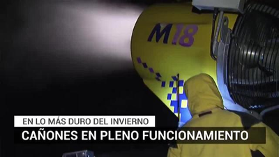 Los cañones de nieve artificial en Navacerrada, a pleno rendimiento