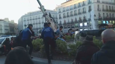 Infracción leve con sanción para la mujer que se metió en la fuente de Sol