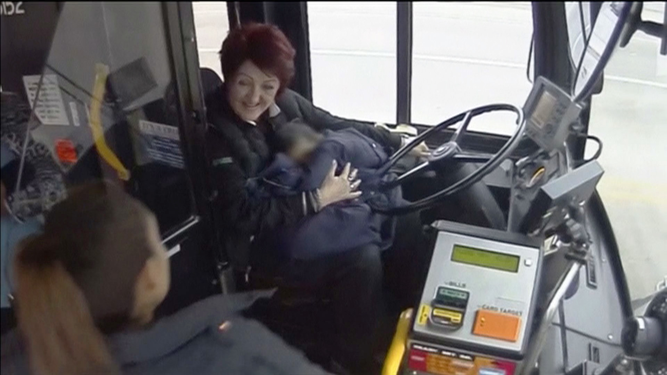 Una conductora de autobús rescata a una niña de un año que estaba sola en la calle