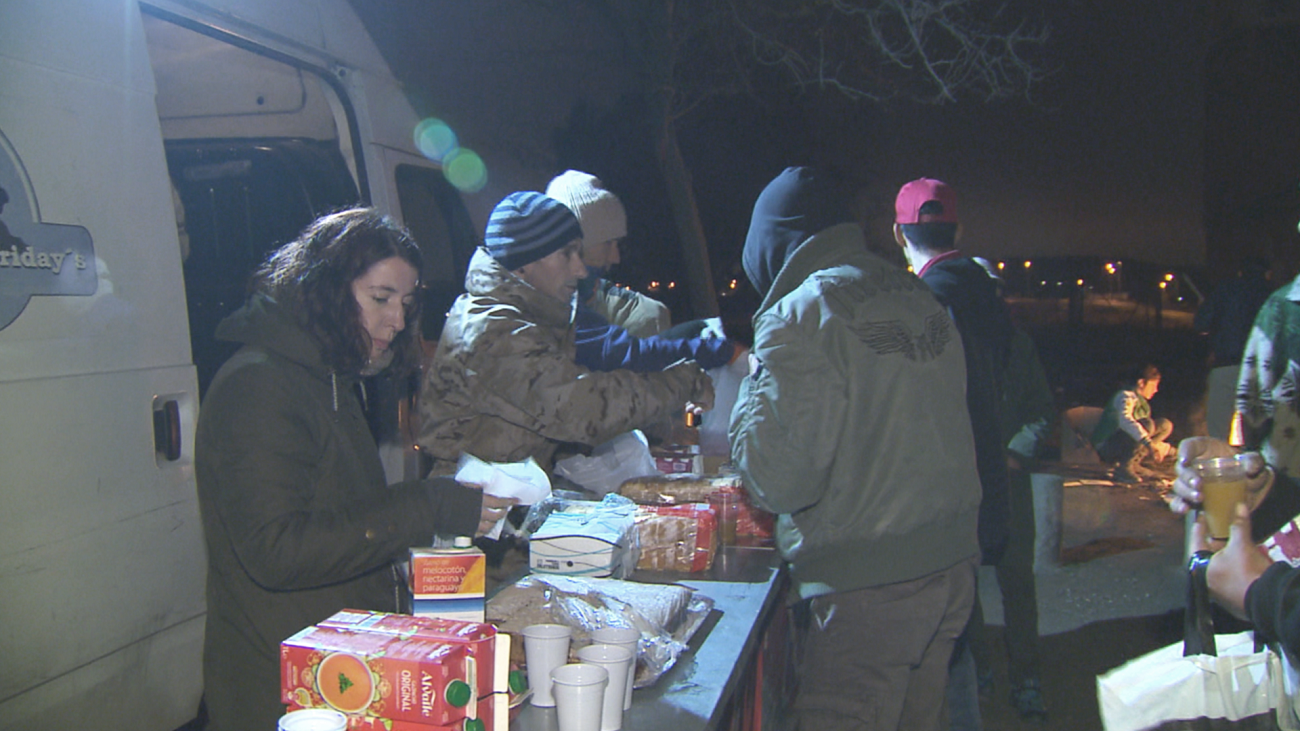 Jóvenes dedican sus viernes a repartir la cena entre drogodependientes de Valdemingómez