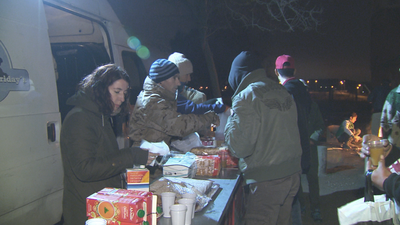 Jóvenes dedican sus viernes a repartir la cena entre drogodependientes de Valdemingómez